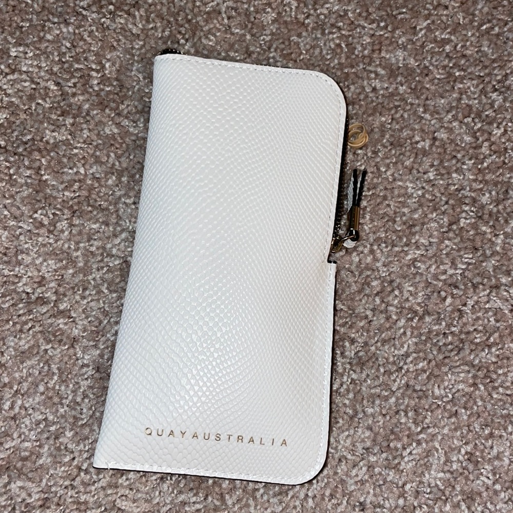 QUAY AUSTRALIA SUNGLASS CASE. ONE SIZE.